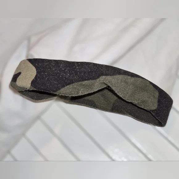 Nike Camo Logo Tee – White – Size L – Made in Turkey - Picture 3 of 9